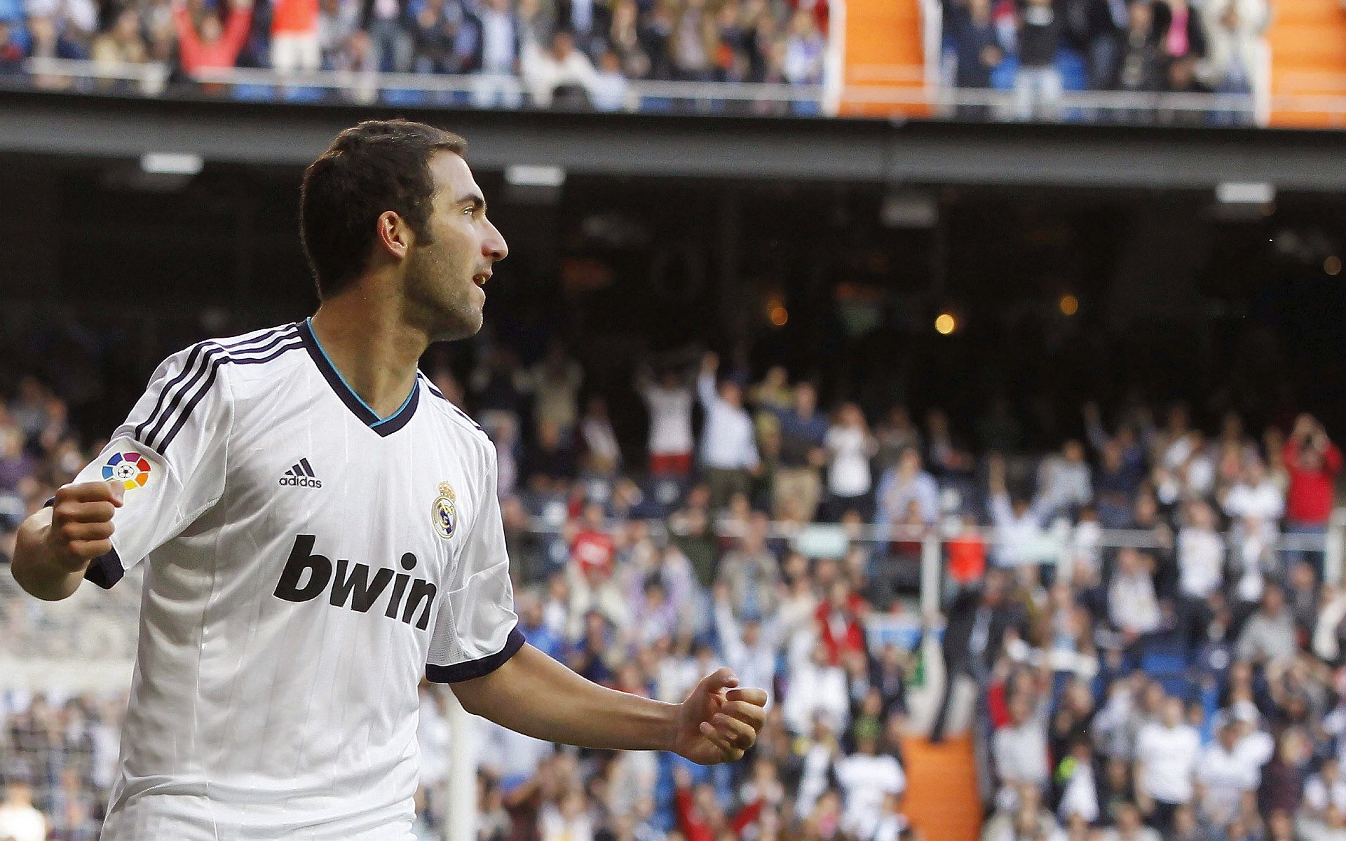 莱万多夫斯基迎来十赛季高光表现，G2球迷沸腾！